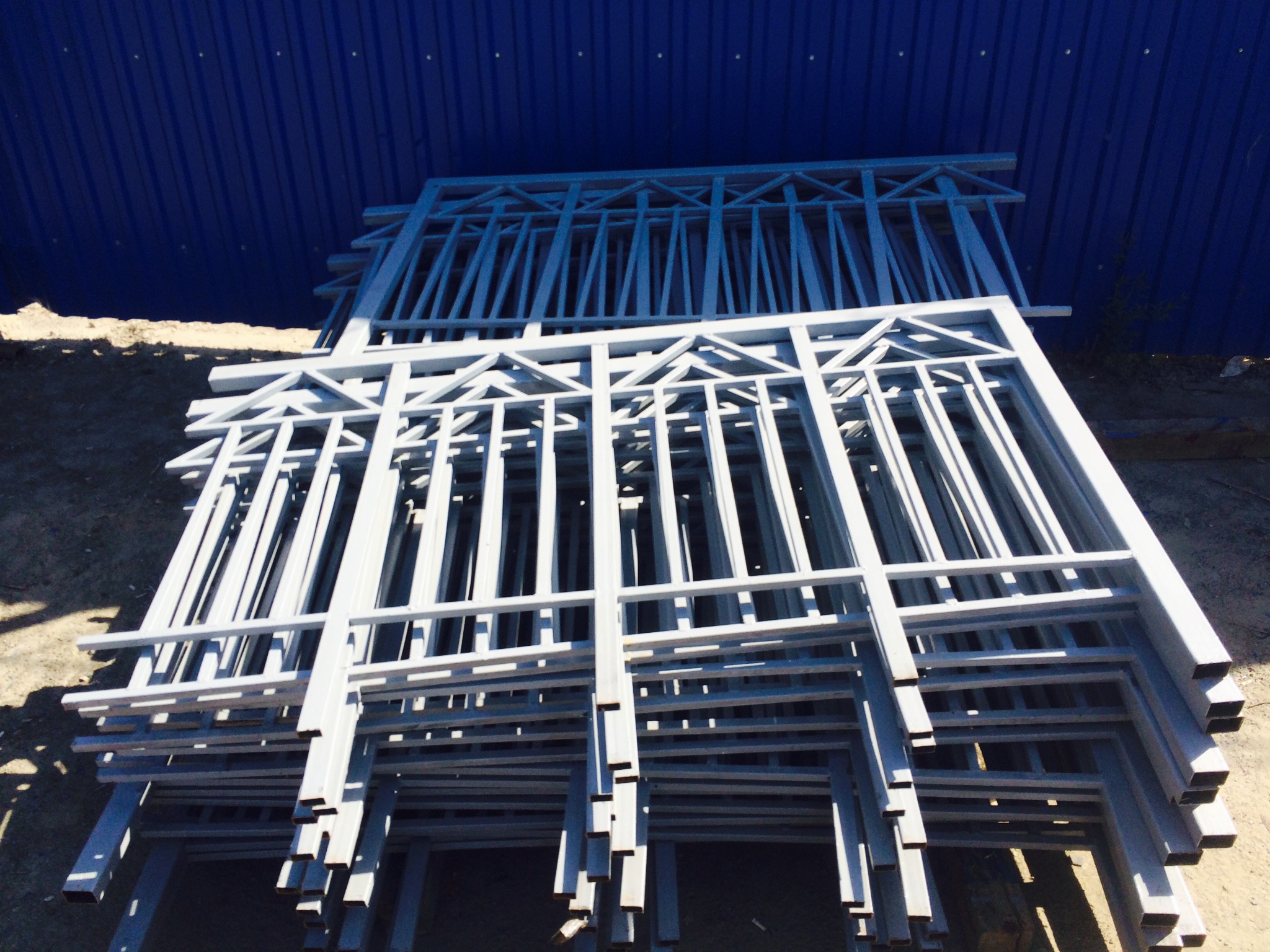 ограждение металлическое серого цвета